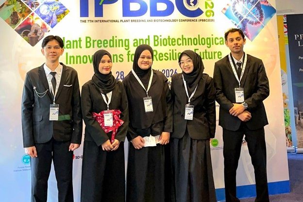 Foto bersama mahasiswa yang mewakili Universitas Gadjah Mada di IPPBC 2026 dari kiri: Muhammad Riyan Firnanda, Sri Garcinia Lathifah, Zahrotin Saleha, Aviesta Linggabuwana, Jefri Saputro