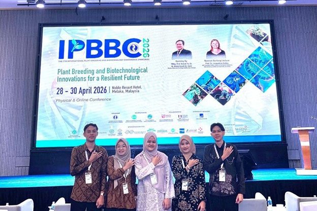 Foto bersama mahasiswa Universitas Gadjah Mada di Ruang Plenary