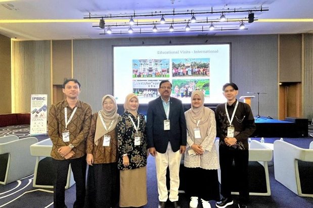 Foto bersama dengan Narasumber Dr. Narayanan Chaendakaettu dari Rubber Research Institute of India