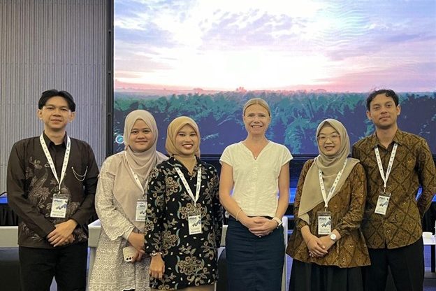 Foto bersama keynote speaker, Prof. Dr. Jacqueline Batley dari The University of Western Australia.