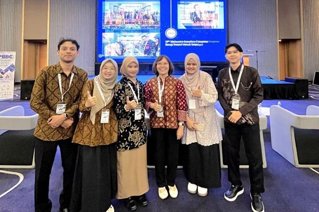 Foto bersama Narasumber, Dr. Inez H. Slamet-Loedin dari University Los Banos, Philippines.