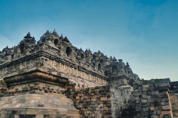 Sumber Foto: Wikimedia Commons, File: Borobudur temple.jpg oleh Syselpunk (CC BY-SA 4.0)